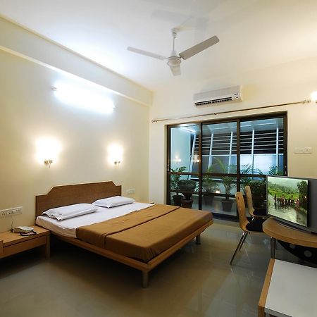Hotel New Holiday Plaza Nashik Exterior foto