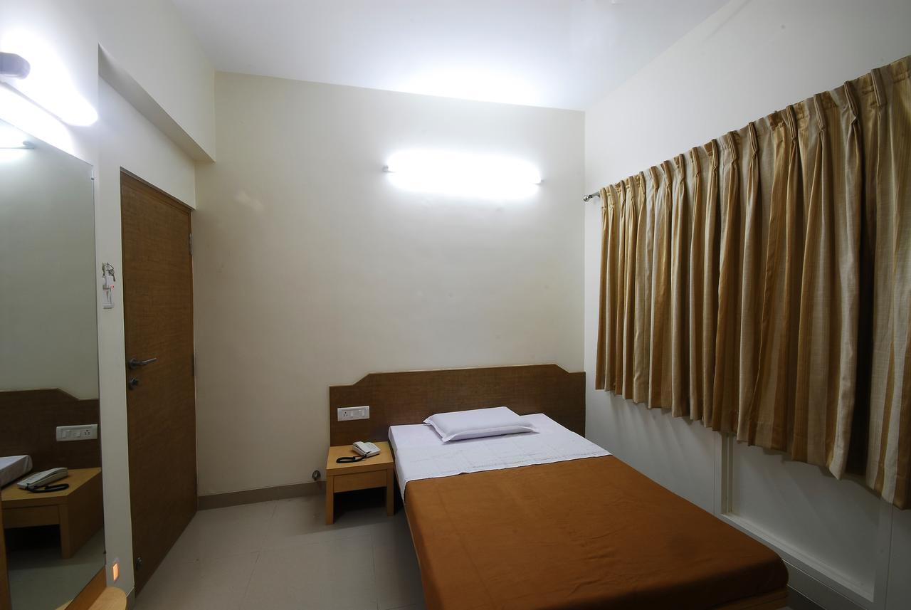 Hotel New Holiday Plaza Nashik Quarto foto