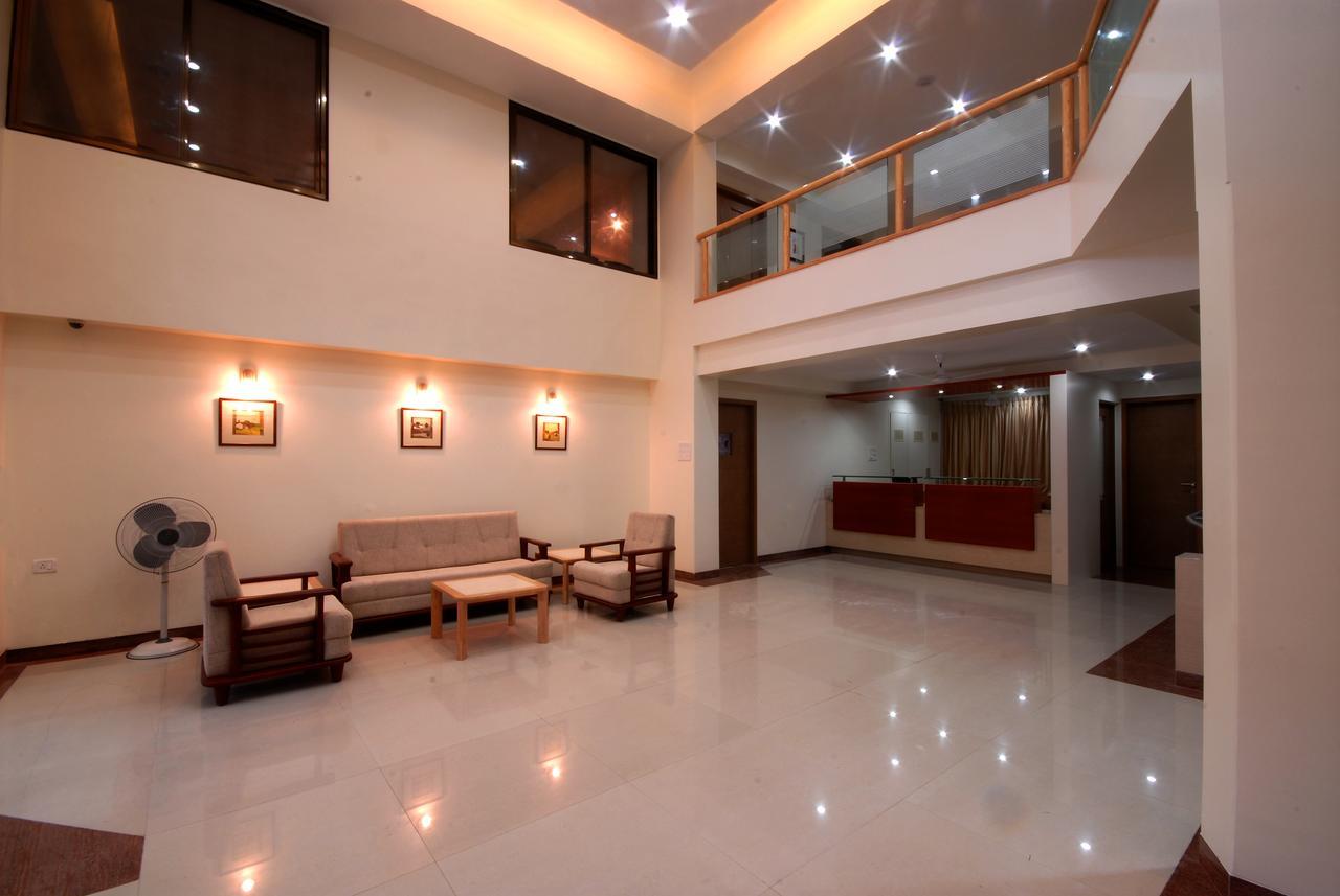Hotel New Holiday Plaza Nashik Exterior foto