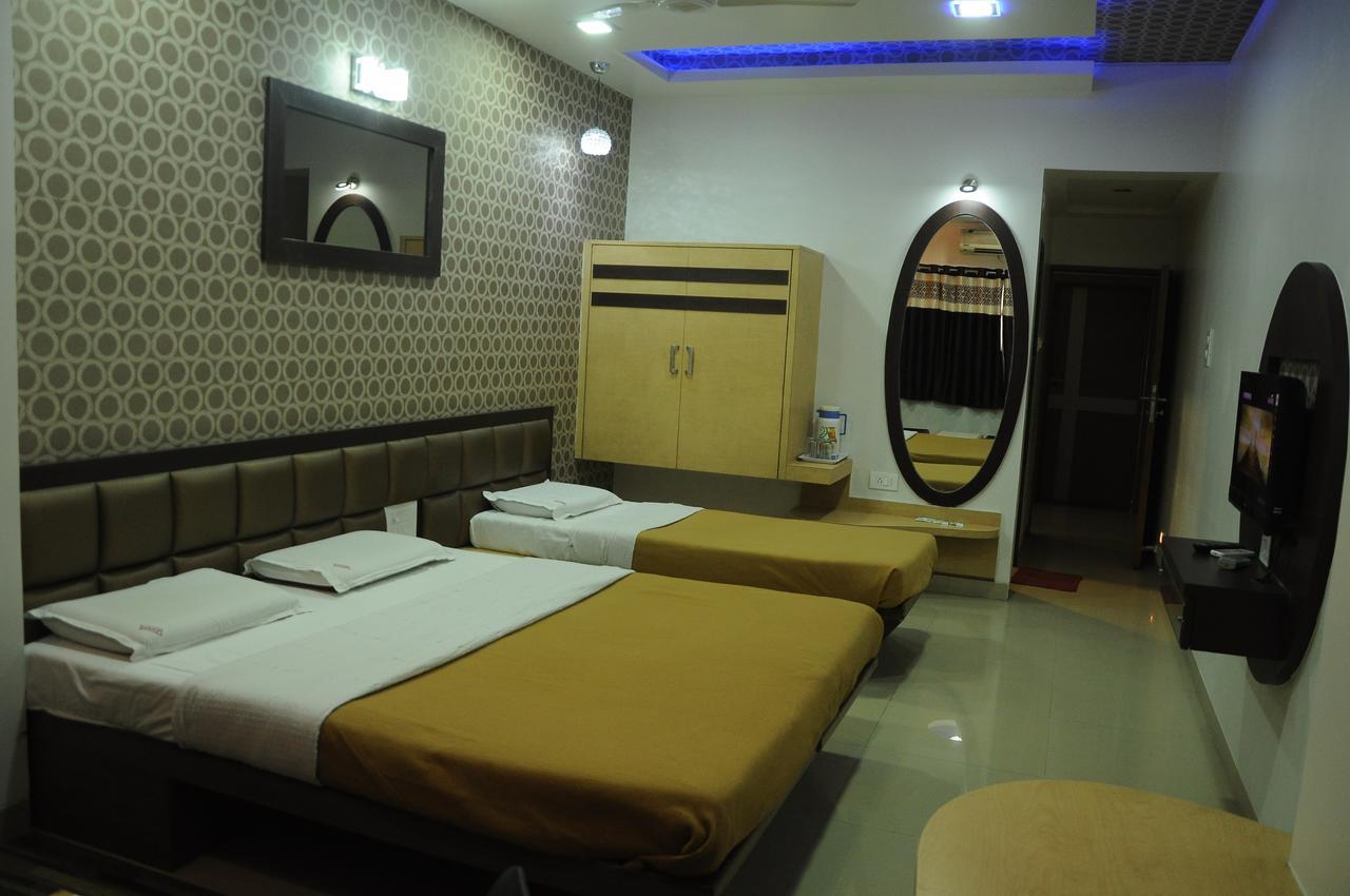 Hotel New Holiday Plaza Nashik Exterior foto