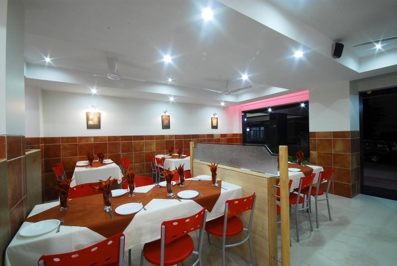 Hotel New Holiday Plaza Nashik Exterior foto